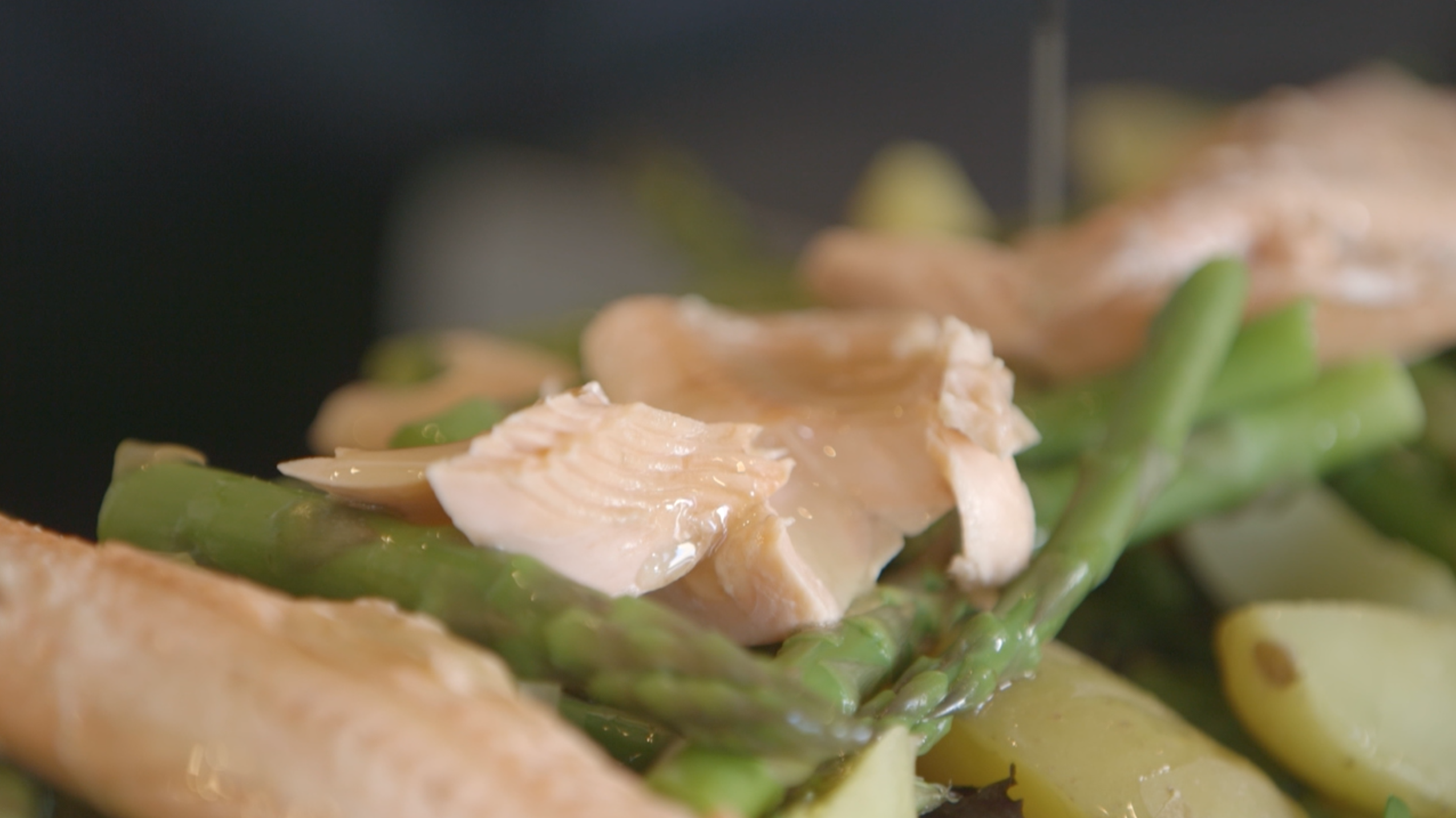 Truite Arc-en-Ciel Pochée au Vin avec Asperges et Pommes de Terre