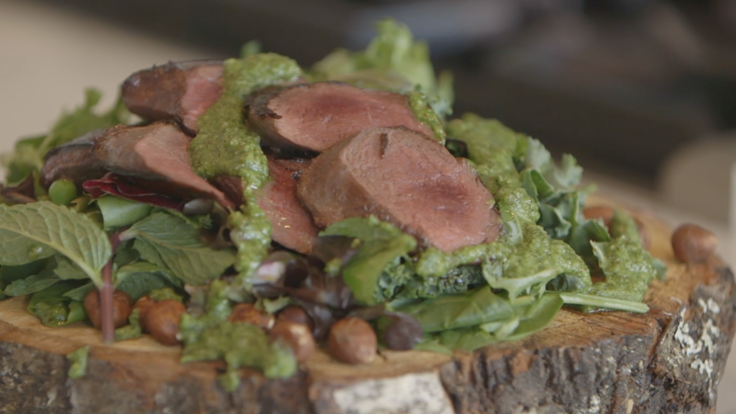 Pigeon Sauvage Rôti à la Poêle avec Pesto de Légumes Verts et Noisettes